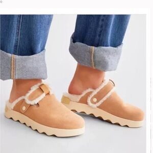 Sorel Women's Viibe Cozy Slip-On Clog Flats Tawny Buff/Natural Size 6.5